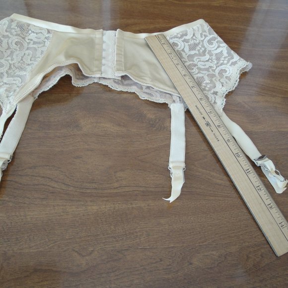 Gold Natori lace garter belt - Picture 7 of 8